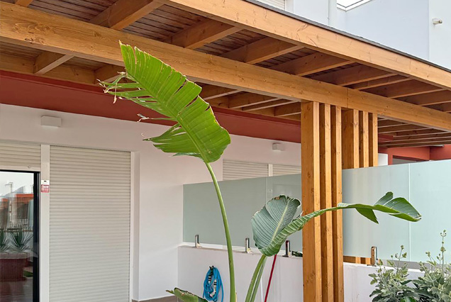 Pérgola minimalista de madera para patio delantero de dúplex adosados en Almerimar