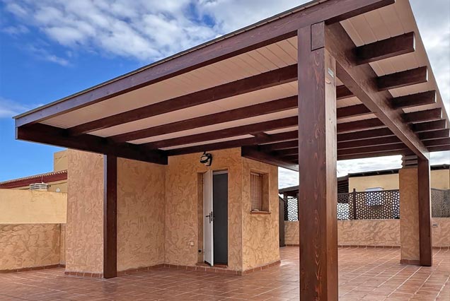 Pérgola de madera envolvente pata azotea en Villaricos, Costa de Almería.
