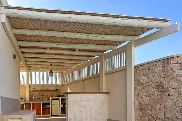 Pérgola rústica estilo mediterráneo para cacina exterior poolside en Castell de Rey, Almería