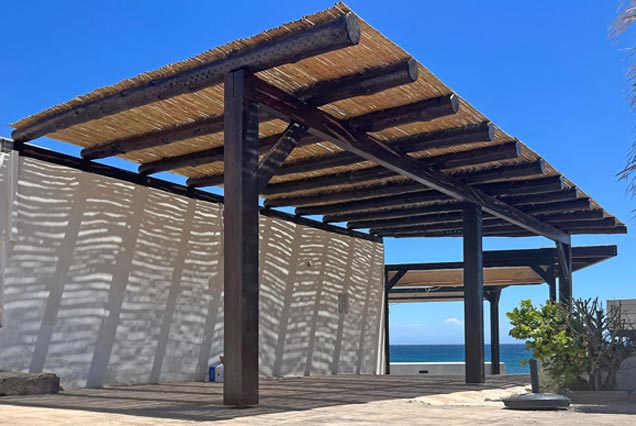 Pérgola de tronco y cañizo para terraza de bar en las Negras