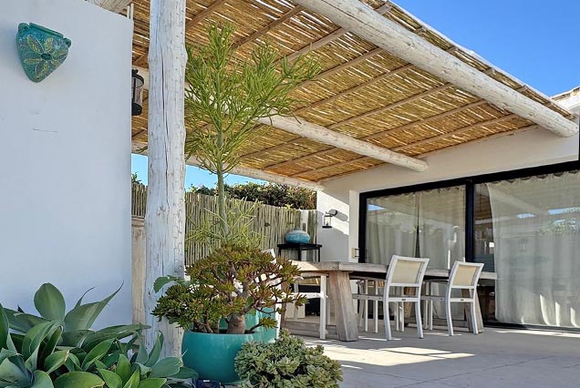 Pérgola natural estilo rústico chic para patio con piscina en San Pedro de Alcantara