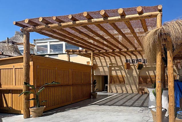 Pérgola de tronco y red de fibra de coco para terraza de Playa Jaleo, Almerimar 