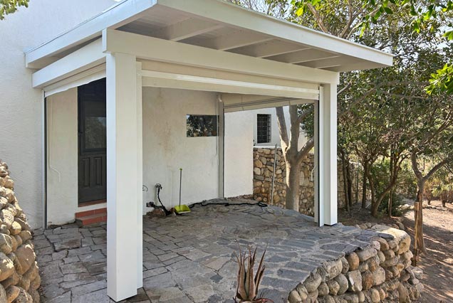 Pérgola de madera blanca para terraza de Jardín de casa rural en Torrevieja, Alicante.